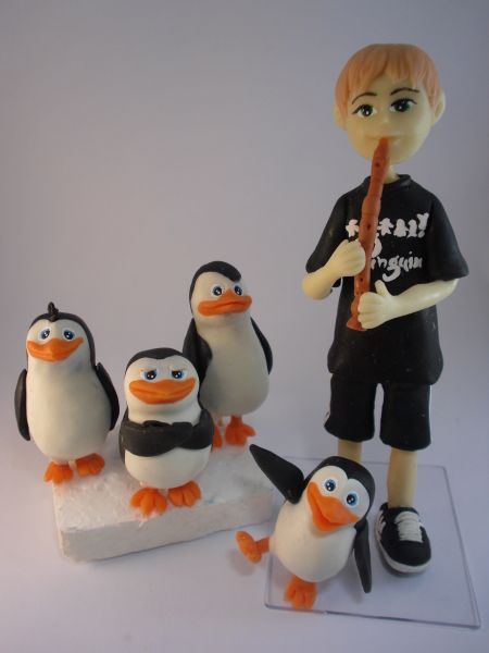 Garoto com rosto personalizado e os pinguins