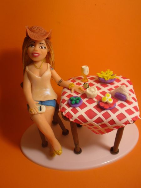 Mulher sentada à mesa com petiscos e rosto personalizado.